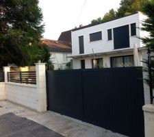 Maison bois Contemporaine et cube blanc cassee.