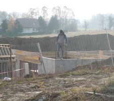 Notre maçon est il un artiste ? 
En tout cas c'est un vrai funambule !