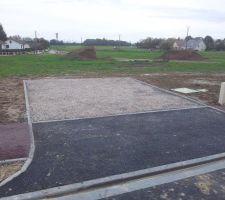 Voil&agrave; des photos de l'entr&eacute;e vers le garage ainsi que le panneau d'affichage du permis de construire.