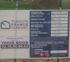 Voil&agrave; des photos de l\\\'entr&eacute;e vers le garage ainsi que le panneau d\\\'affichage du permis de construire.