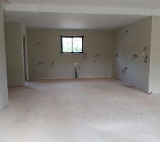 ça avance encore : vue de la cuisine (à partir de la salle à manger). A gauche, la niche pour la frigo américain   meuble autour