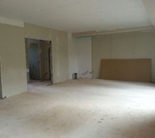 Salon, placo blanc = placo feu (il n'est plus rouge dixit le CDT), futur porte à galandage, et les 2 caissons au plafond.