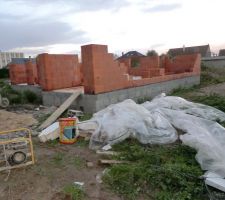 D&eacute;but de l\'&eacute;l&eacute;vation des murs
6 rangs sur 3 des 4 facades