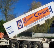 Camion qui fait la chape sur site