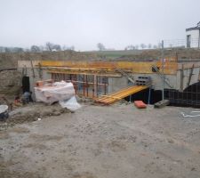 Mardi c'est atelier peinture sous la pluie....ils mouillent leurs chemises nos ma&ccedil;ons!!