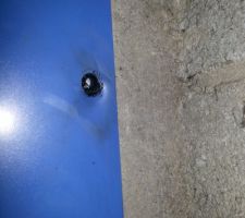 Glissiere de porte de garage, le mandrin de la perceuse est semble t-il passé à traves.