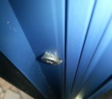 Montant de porte, les visses sont de travers et les trous oblong