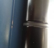 Porte abimée à plusieurs endroits. La peinture de la porte est cuite au four à plus de 200°C pour offrire une grande résistance. La peinture du stylo correcteur proposé par Les Menuisiers Pévécistes Deceuninck (313 rue de Bretagne 53000 Laval) est loin d'etre aussi résistante.