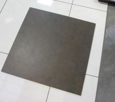 Le même, posé sur le carrelage du RDC
