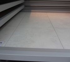 Carrelage brillant - Lumière gris pour les WC de l'étage