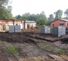 Parpaings pour le muret de fondation arrivés