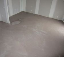 Ragréage étage (la dalle n'était pas lisse du tout car le béton était déjà en train de sécher lors du coulage cet été)