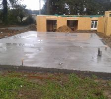 Ca avance! ca dalle est enfin coulée biensur sur vide sanitaire     ps: on voit dans le fond la maison en bois de notre voisin