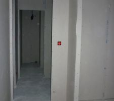 Depuis la deuxième chambre, au fond la salle de bain