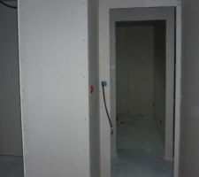 Depuis la grande chambre, au fond le bureau