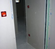 Depuis la salle de bain, au fond la "grande" chambre