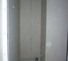Les toilettes de la salle de bain