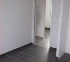 Notre chambre vu sur le couloir et le bureau