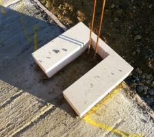 Un poteau entre des baies vitrées : Il y aura 25cm de béton armé, 20cm de béton cellulaire et 5cm de styrodur sur toute l'épaisseur