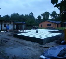 Première étape du plancher hourdis - arrivée des réseaux