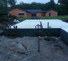 Première étape du plancher hourdis - arrivée des réseaux