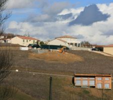 Le chantier vu d'en peu plus loin sur une colline en face du terrain