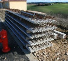 Les poutrelles pour le plancher haut du sous-sol