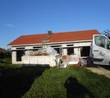 Voilà la maison le 28 octobre. 
Le petit détail de la chaise longue visible sur cette photo