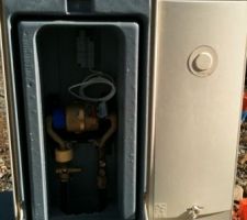 Compteur d'eau pos&eacute; dans le coffret (je m'attendais &agrave; le trouver dans le regard au pied du coffret plut&ocirc;t, mais bon !).