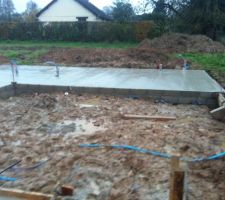 Elle jour J est arrivé !! Ils ont coulé la dalle portée !! ? 
Après 3 toupies et un peu d\'huile de coude ça donne ça !!
Du coup ils ont du finir à la bétonnière car il manquait du béton !
Le garage sera coulé plus tard par l\'entreprise CARNEIRO  qui s\'occupe du béton ciré. 
Ce sera du béton lisse dans le garage !!