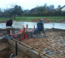 Elle jour J est arrivé !! Ils ont coulé la dalle portée !! ? 
Après 3 toupies et un peu d\\\'huile de coude ça donne ça !!
Du coup ils ont du finir à la bétonnière car il manquait du béton !
Le garage sera coulé plus tard par l\\\'entreprise CARNEIRO  qui s\\\'occupe du béton ciré. 
Ce sera du béton lisse dans le garage !!