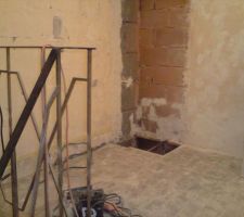Trou béant de la cheminée à l'étage des chambres. Bientôt, il y aura des cloisons pour créer des toilettes avec un lavabo.