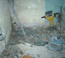 Début des travaux de la salle de bain.
Passage marteau piqueur oblige puisque la salle de bain est au rdc niveau garage.
Je parie que ça vous fais peur?!