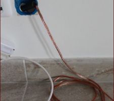 Passages des c&acirc;bles d'enceintes arri&egrave;res dans le sol, sortie sous le canap&eacute;