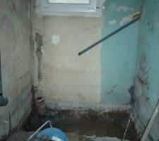 On continue avec la salle de bain qui horrifie tout le monde mdr!
Nous avons creusé au niveau de la future baignoire pour l'enterrer dans le sol.
Ce ne fut pas une mince affaire de creuser à cet endroit, nous avons enlevé 35 cm!