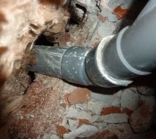 Fuite suspectée sur l'évacuation baignoire. Finalement non... Mais tuyaux changé...