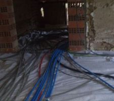 Un geotextile est posé sur le hérisson et sous les cables ... le sol est enfin prêt à être recouvert :-)
