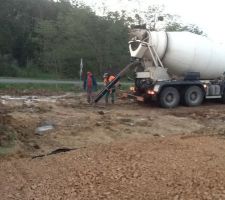 Le béton est coulé le soir-même dans chaque trou pour former les pieux.