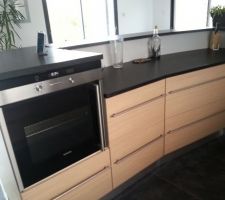 Bar côté interieur où on mettra sûrement un bandeau en verre assortie à la credence