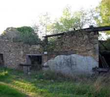 Ferme brulée en 2003. A démolir.