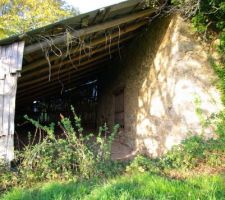 Appentis le long de la grange