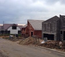 Il y a 1mois et 10 jours , on signait l achat du terrain chez le notaire , et voilà le résultat : la maçonnerie est finie .