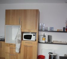 La cuisine finie (il manque le four on attend la venue du pere noel avec impatience)