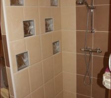 Le fond de douche fait par le carreleur pour le reste c\'est nous, fa&iuml;ence, tablette, carreaux de verre pose de la baignoire ...