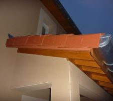 Bandeau de rive rajout&eacute; pour couvrir totalement les chevrons