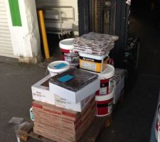 Carrelage, faïence, mosaïque, galets, colle, joint,... Bref tout ce qu'il faut pour poser le carrelage et tout et tout!! ^^