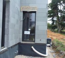 Accès terrasse par la porte de la cuisine (projection).