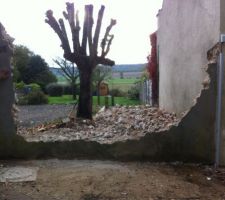 Le muret qu'on a casser pour notre futur entre voiture