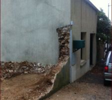 Le mur du voisin qui n'a pas voulu qu'on r&eacute;pare nous m&ecirc;me et qui veut que se soi un vrai pro. Lol