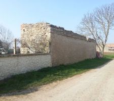 C'est derri&egrave;re ce mur que l'on fera construire